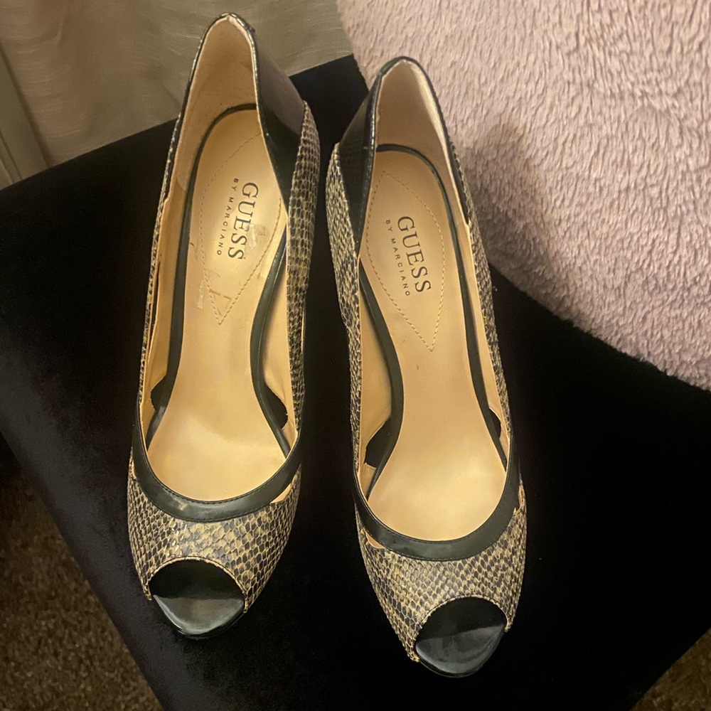Guess, snake print heels in black, peep toe shoes in size 8, New never worn
